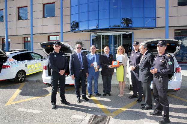 Representantes de Rotary Club, la alcaldesa y mandos policiales en la donación de los dispositivos. :: sur