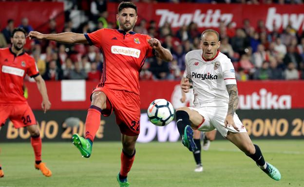 Sandro Ramírez pelea un balón con el defensa de la Real Sociedad Raúl Navas.