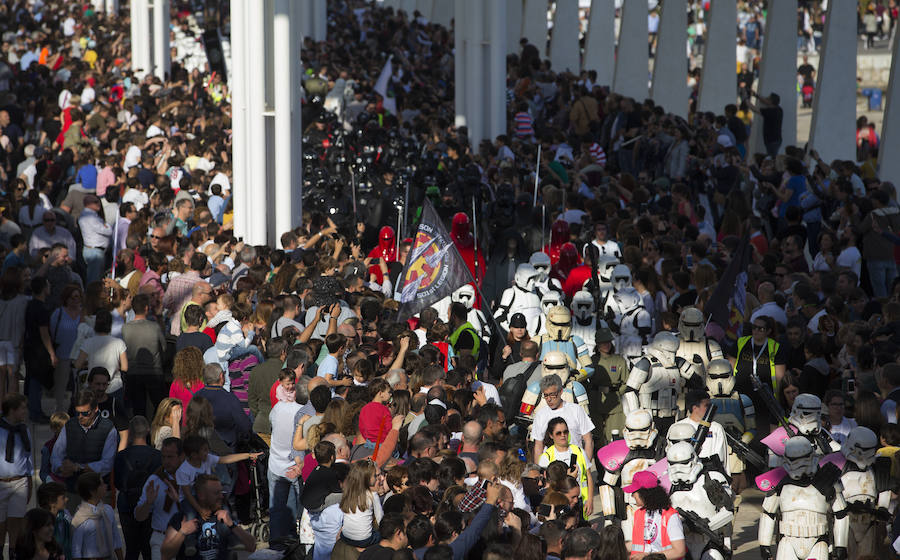 Así es el desfile de la Legión 501 de Star Wars por el Centro de Málaga organizado por la Fundación Andrés Olivares.