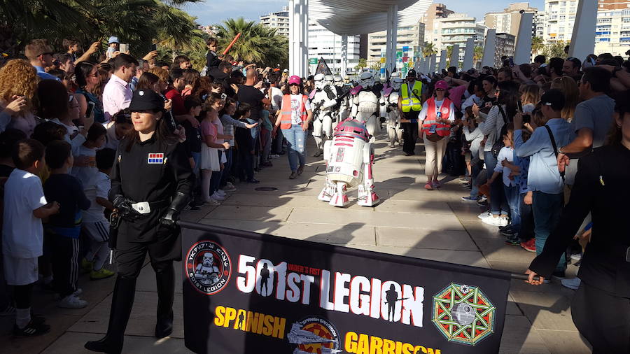 Así es el desfile de la Legión 501 de Star Wars por el Centro de Málaga organizado por la Fundación Andrés Olivares.