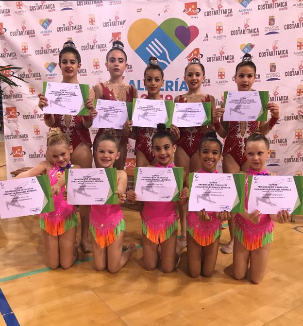 Las gimnastas nerjeñas posan con sus diplomas en Almería. :: sur