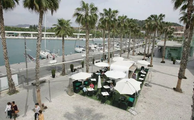 Terrazas en el Muelle Uno, el espacio comercial del Puerto de Málaga. 