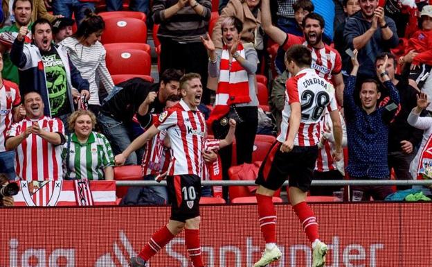 Muniain celebra con Córdoba el tanto que abrió el marcador. 