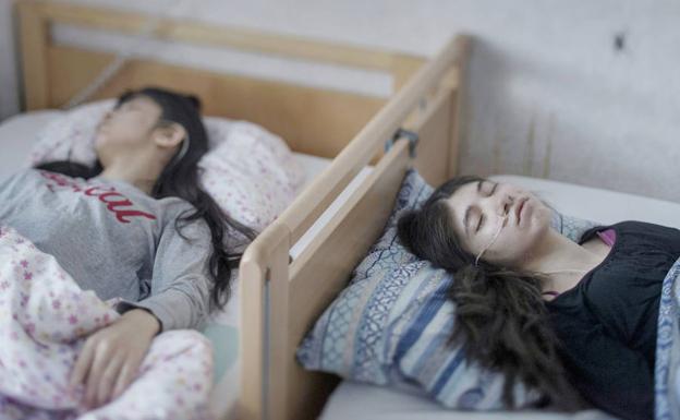 Fotografía cedida por World Press Photo, que muestra a dos hermanas refugiadas con el 'síndrome de resignación'. 