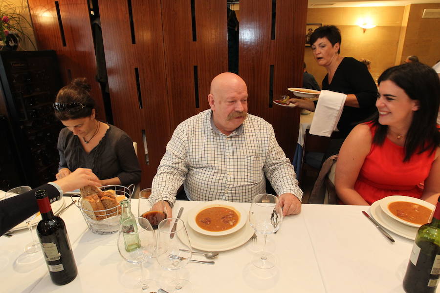 Un grupo de reporteros especializados, encabezado por José María Iñigo, realizan una visita gastronómica a Vitoria para determinar si es merecedora de la distinción de 'Capital Española de la Gastronomía' en 2014.