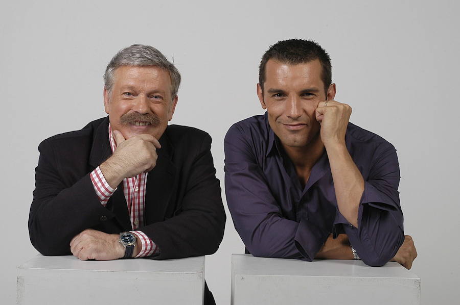José María Iñigo y Jesús Vázquez, presentadores del programa 'Vivo cantando' en 2003.
