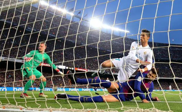 Cristiano, en la jugada del gol que propició su lesión. 