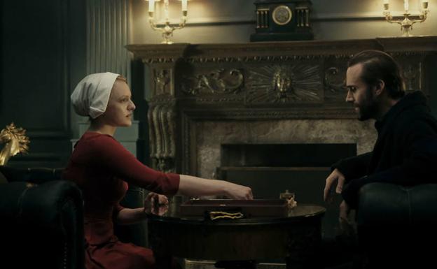 Elisabeth Moss y Joseph Fiennes, en una escena de la serie 'The handmaid's Tale'. 