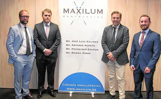 Fundadores de Maxilum: (Izq.) Dr. Francisco Galeas, Dr. Antonio Acosta. (Dcha.) Dr. José Luis Salinas, Dr. Daniel Pinos.