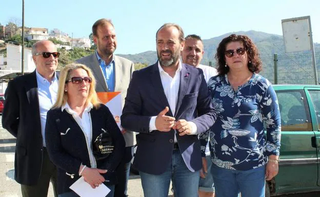 Juan Cassá, en el centro, durante su visita este martes a Olías. 