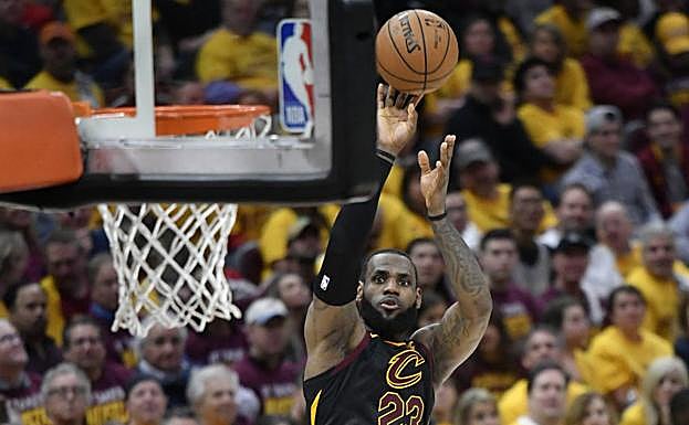 LeBron James lanza a canasta. 