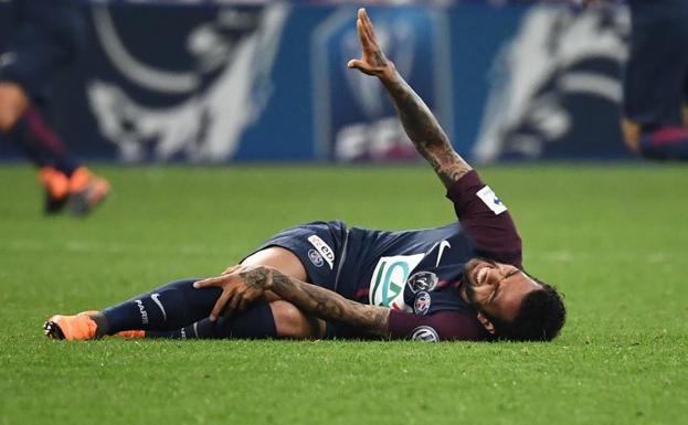 Dani Alves, tras caer lesionado en la final de la Copa de Francia. 
