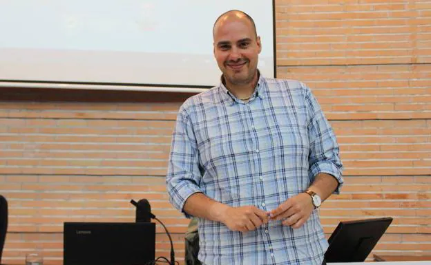 El periodista Antonio Pampliega posa para el periódico en la aula magna de la Facultad de Comunicación