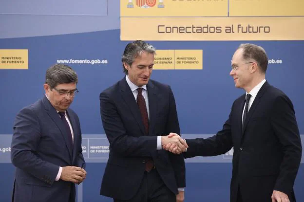 Íñigo de la Serna, en la firma del protocolo entra Adif y Railway Innovation Hub Spain. :: ep