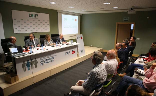 Ponentes y asistentes al foro organizado por SUR y CHIP, para debatir sobre la asistencia médica y legal a las víctimas de accidentes de tráfico.