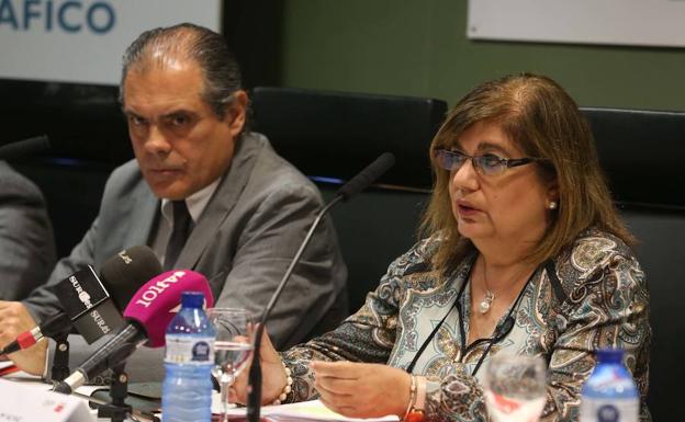 Imagen principal - Arriba, Isabel María Alvaz, junto a Ángel Escalera, en un momento de su ponencia. Abajo, José Manuel Burgos y Juan Antonio Alba. .