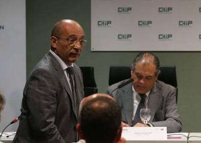 Imagen secundaria 1 - Arriba, Isabel María Alvaz, junto a Ángel Escalera, en un momento de su ponencia. Abajo, José Manuel Burgos y Juan Antonio Alba. .
