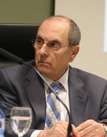 Imagen secundaria 2 - Arriba, Isabel María Alvaz, junto a Ángel Escalera, en un momento de su ponencia. Abajo, José Manuel Burgos y Juan Antonio Alba. .