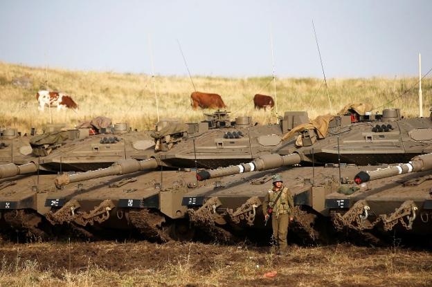 Tanques israelíes desplegados ayer en los Altos del Golán. 