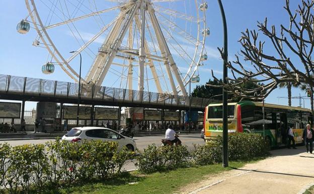 Parada del autobús del Rincón de la Victoria junto a los jardines de la plaza Alfonso Canales.