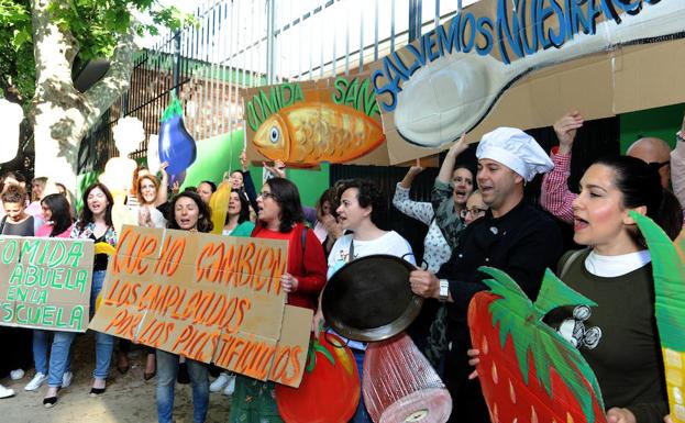 Miembros de las tres AMPAS afectadas, ayer, a la puerta del colegio Juan Ramón Jiménez.