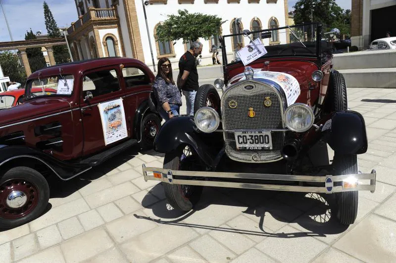 Se han exhibido más de una decena de vehículos antiguos. Todo lo recaudado irá íntegramente a la Fundación El Pimpi, y en concreto para el proyecto Soles de Málaga