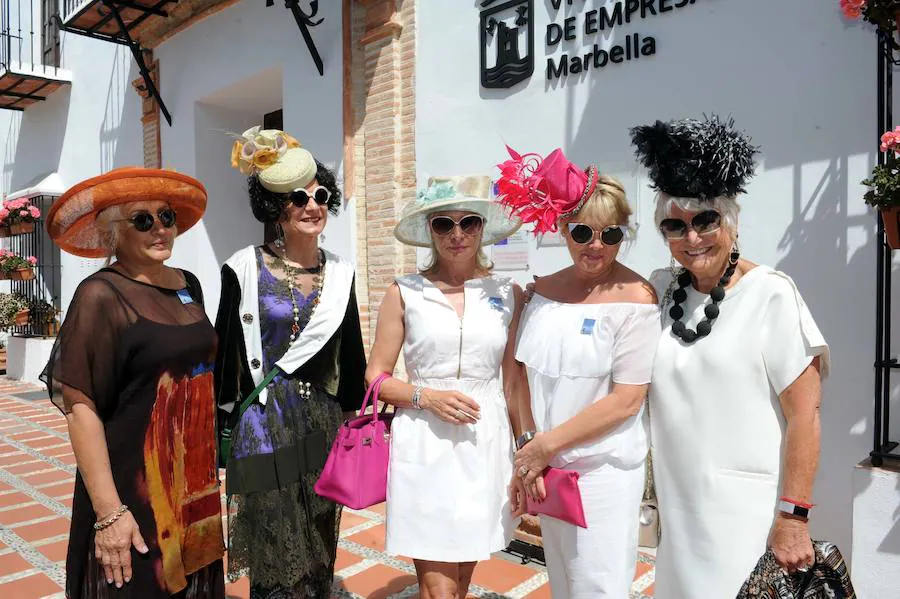 La segunda edición del paseo con tocados que acoge la ciudad, evento espejo del que se celebra en Barcelona, llena de color el casco antiguo