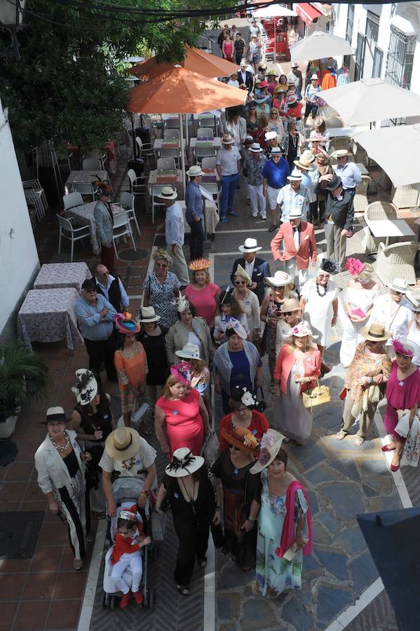 La segunda edición del paseo con tocados que acoge la ciudad, evento espejo del que se celebra en Barcelona, llena de color el casco antiguo