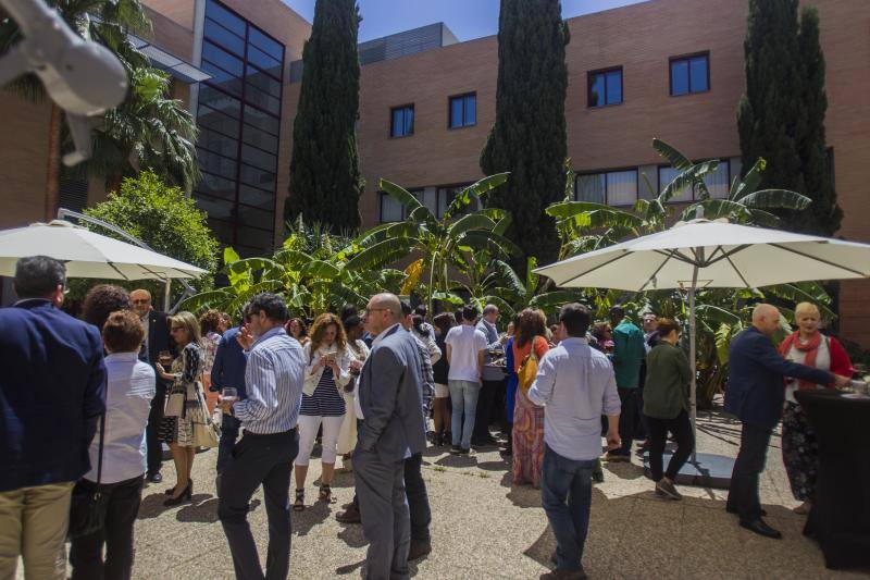 Profesores, alumnos y personal de administración y servicios conmemoran el aniversario en un acto en el Aula Magna que contó con los distintos decanos que han pasado por el centro. La periodista y activista Caddy Adzuba fue la invitada de honor durante la ceremonia