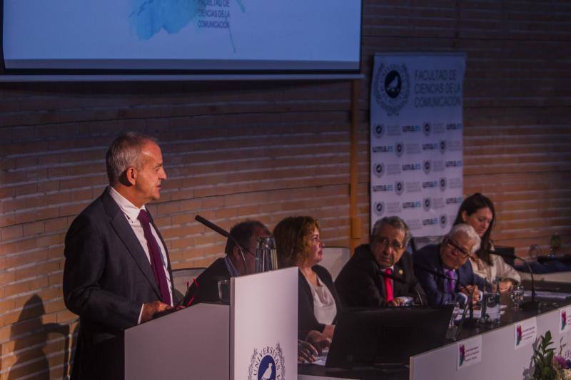 Profesores, alumnos y personal de administración y servicios conmemoran el aniversario en un acto en el Aula Magna que contó con los distintos decanos que han pasado por el centro. La periodista y activista Caddy Adzuba fue la invitada de honor durante la ceremonia