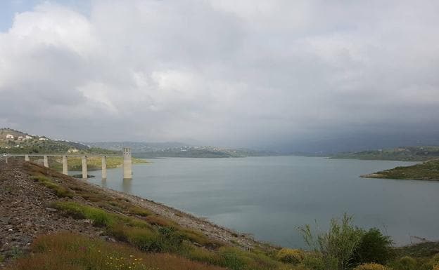 El embalse de La Viñuela almacena actualmente 74,62 hectómetros cúbicos, diez más que hace un año. 