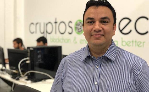 Alain Aguirre en las oficinas de Cryptosolartech en Málaga.