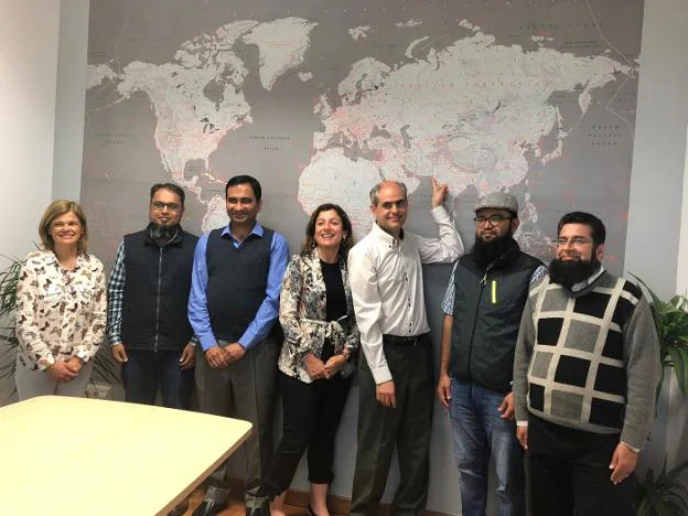 Alumnos y profesores de Pakistán junto a responsables de Relaciones Internacionales de la UMA. :: P. pineda