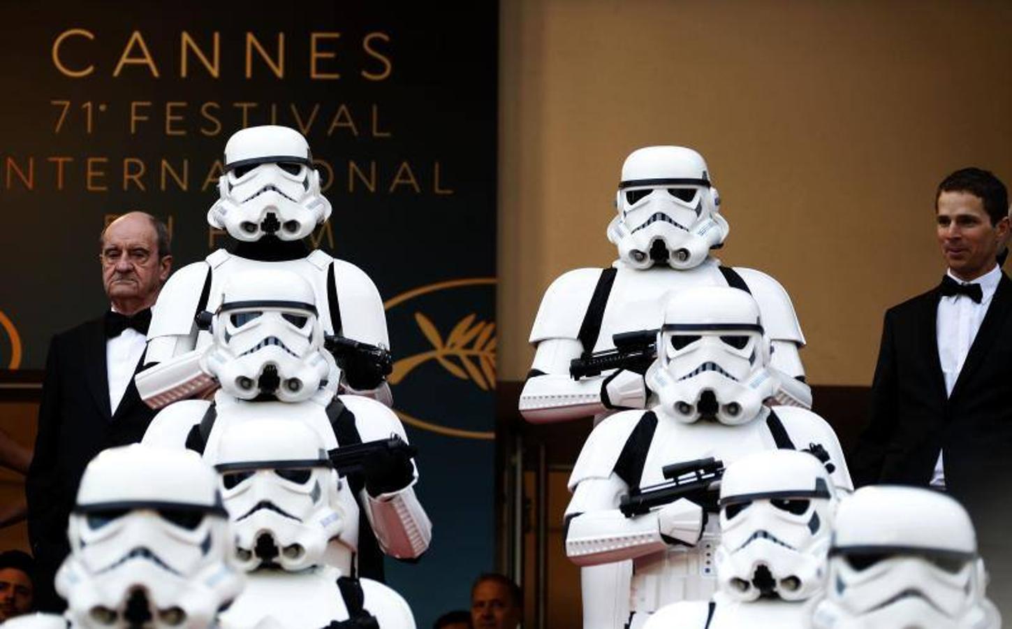 La jornada de este martes en el Festival de Cine de Cannes ha sido un cócktel de protagonistas, vestidos atrevidos, pancartas de protesta contra los asesinatos en Gaza, un hombre volanto y un desfile de Star Wars