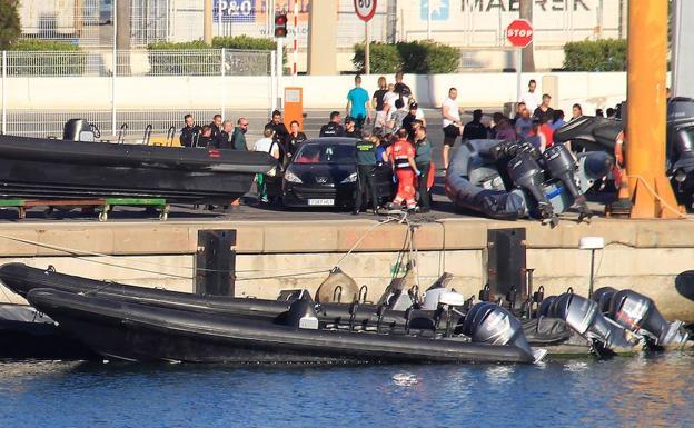 La lancha neumática semirrígida que arrolló a la barca donde iba el pequeño, ayer en el muelle del puerto de Algeciras. 