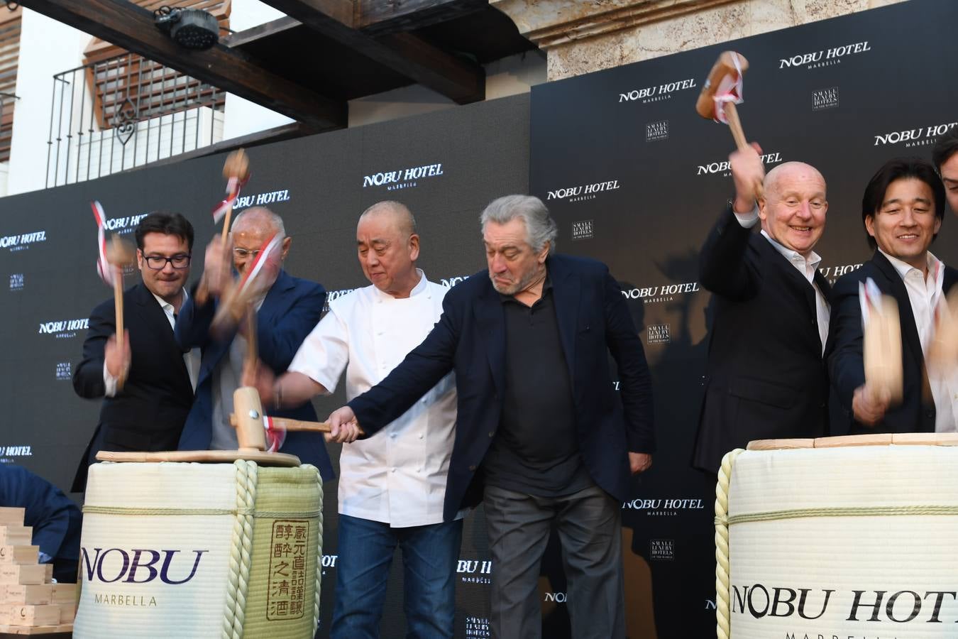 Robert de Niro inaugura junto al chef Nobu y el productor Meir Teper el hotel de lujo de la marca Nobu en Marbella ante numerosos invitados.