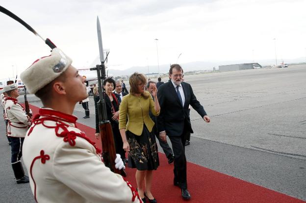 Mariano Rajoy, a su llegada ayer a la capital búlgara. :: diego crespo / efe