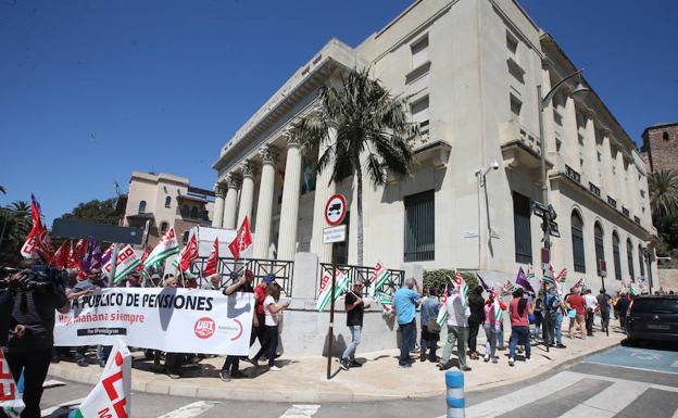 Un centenar de jubilados 'rodean' la sucursal del Banco de España en Málaga para pedir pensiones dignas