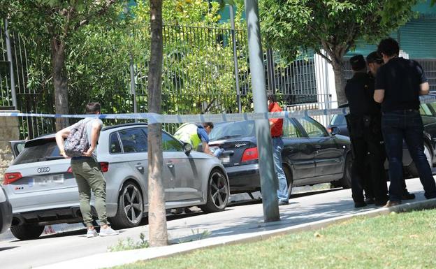 Agentes del Cuerpo Nacional de Policía inspeccionan el lugar del tiroteo ocurrido el pasado sábado en San Pedro Alcántara. 