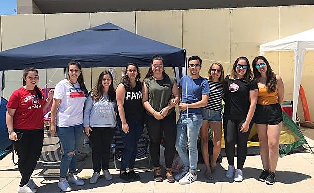 Grupo de fans que aguardan desde el pasado viernes para ver a Pablo Alborán. 