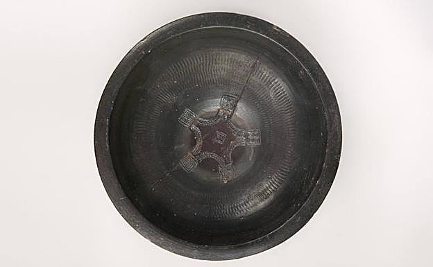 Cuenco griego con una cruz gamada en el centro que perteneció al Marqués de Salamanca.