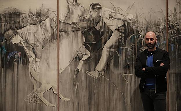 'En el nombre de los pájaros'. El artista José Luis Puche, junto a la pieza más monumental de la exposición. 