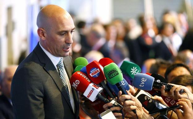 Luis Rubiales atiende a los medios tras la votación. 