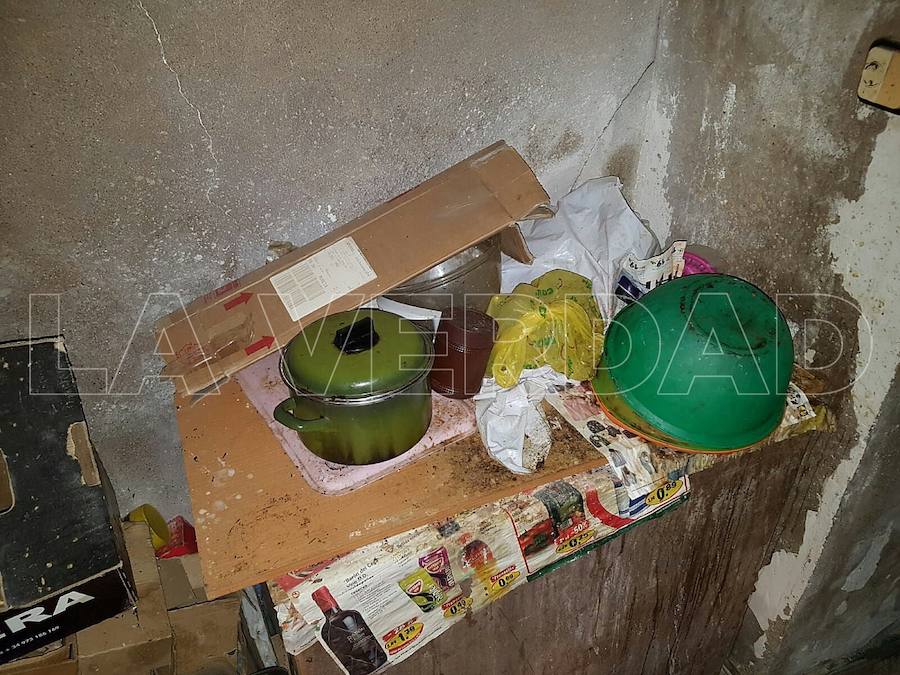 La Verdad publica fotos exclusivas  del interior de la casa de Alcantarilla donde dos policías locales han rescatado a una madre y su hija a las que el cabeza de familia mantuvo retenidas contra su voluntad tras el aviso de familiares de la víctima