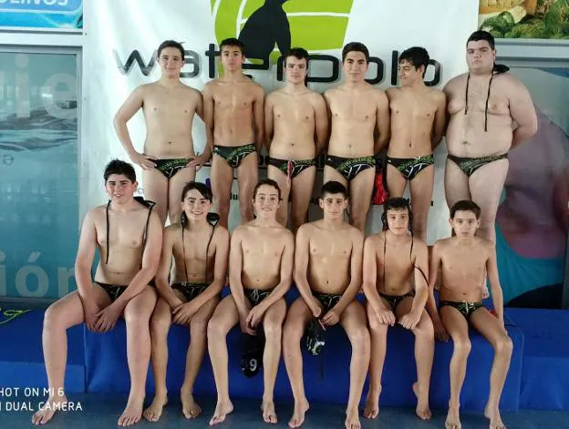 El equipo cadete masculino del Waterpolo Málaga. ::