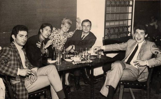 Shelagh Tennant, con Juan Margallo, Miguel Alberca, Manolo Pelayo y Miguel Ríos. 