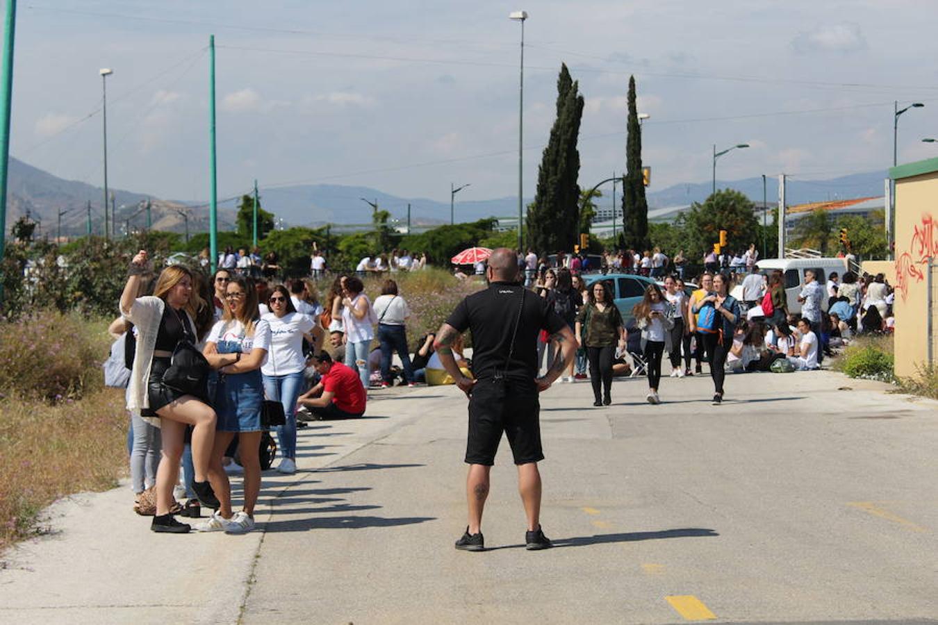 Miles de seguidores se organizan en una fila de kilómetros con el objetivo de ver lo más cerca posible a su ídolo. Pablo Alborán arranca este viernes su nueva gira 'Prometo' en Málaga.