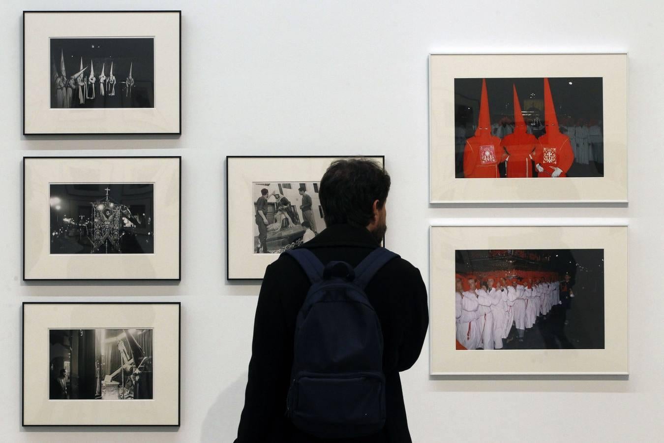 El joven fotógrafo neoyorquino Joel Meyerowitz recaló en Málaga en los años sesenta y convivió durante seis meses con la familia gitana de los Escalona. Durante ese tiempo retrató en color y blanco y negro a Málaga y sus calles.