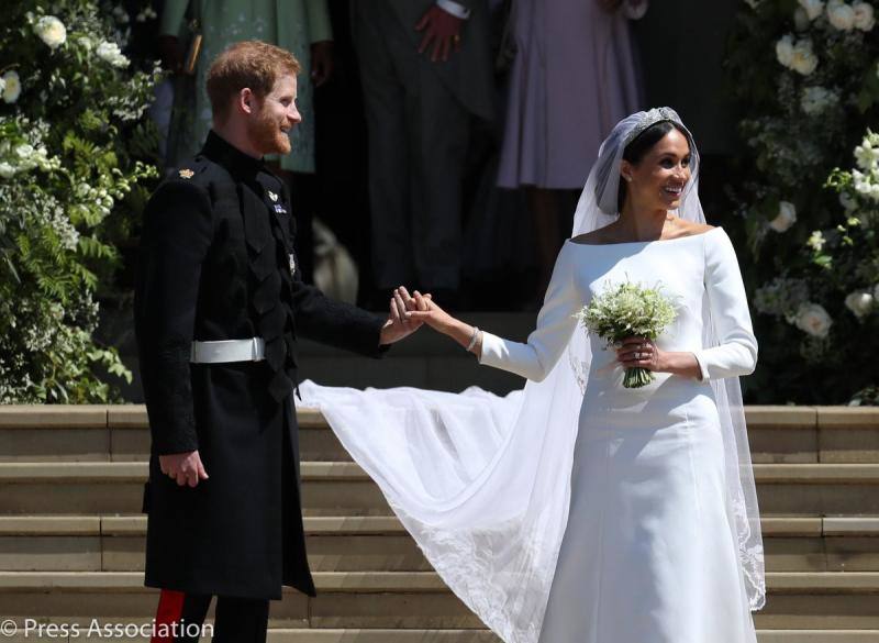 La novia lució un vestido sobrio con una cola de cinco metros de longitud