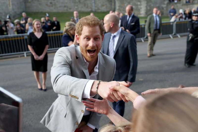 Miles de personas se concentran en la ciudad inglesa para esperar la llegada de Meghan Markle y el príncipe Enrique